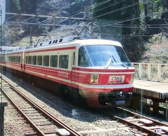 南海特急「こうや」号で高野山へ: Express Travel Blog